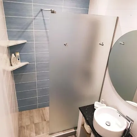 Chrysa's アパート バトシ